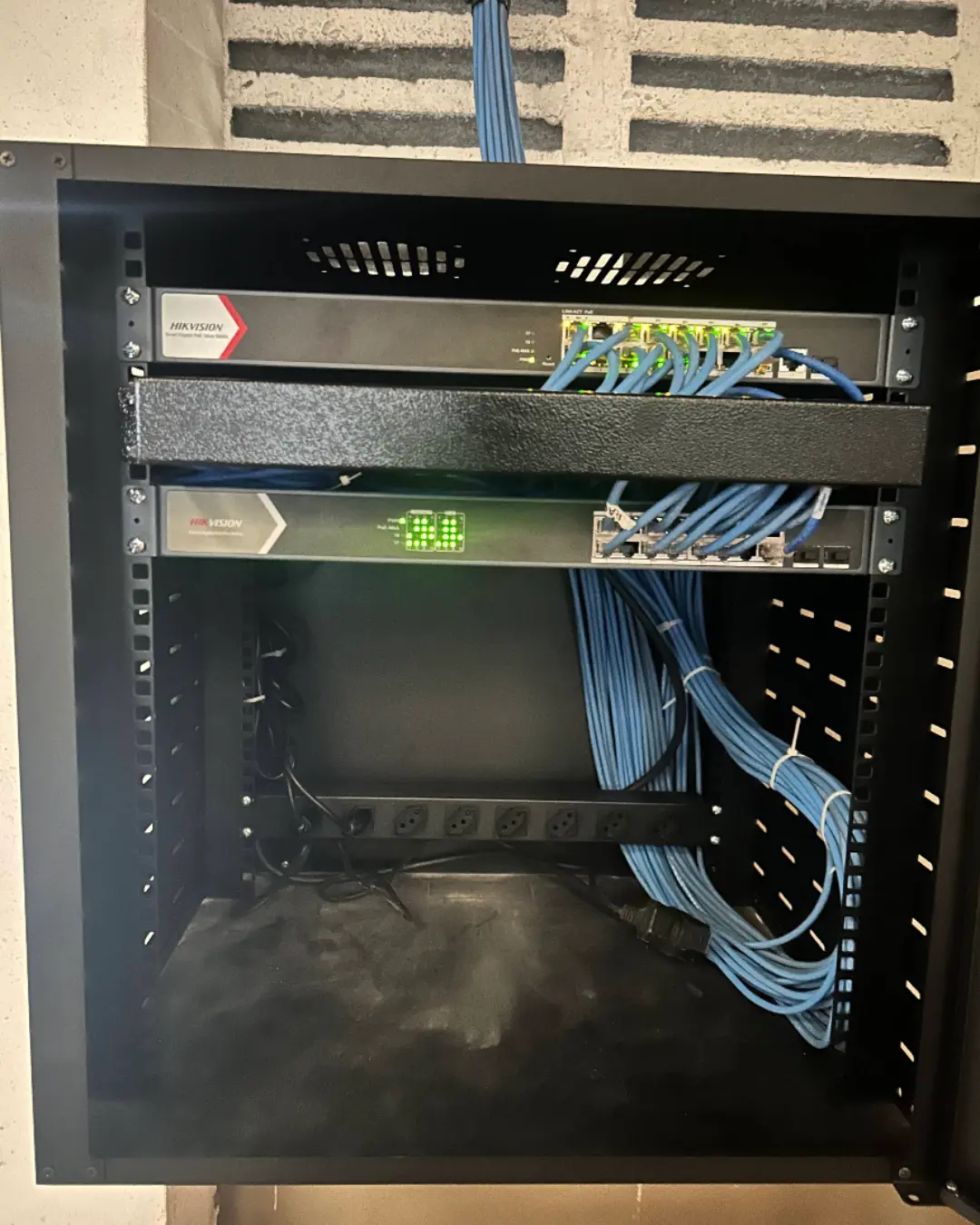 Rack de servidor com switch Hikvision PoE