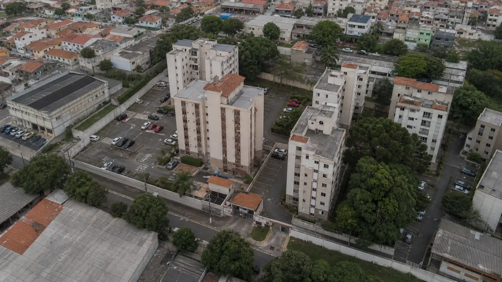 Vista aérea de condomínio residencial para planejamento de segurança